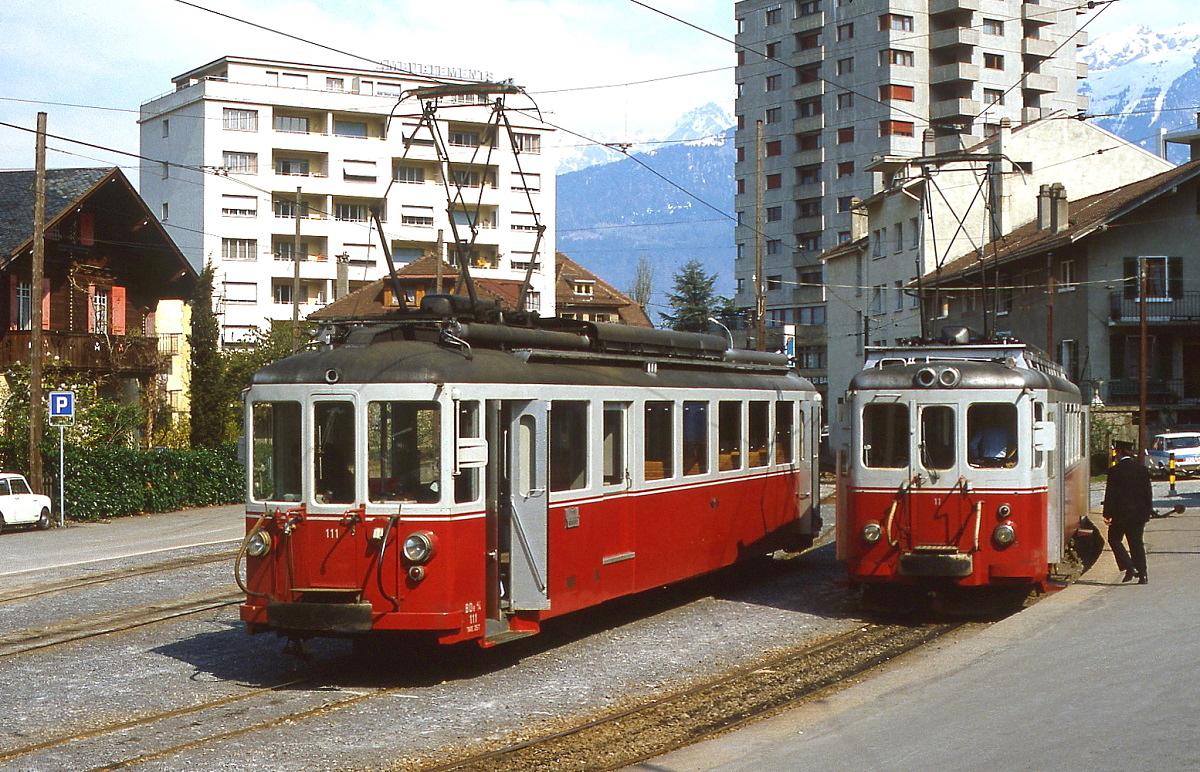 Im Mai 1980 begegnen sich BDe 4/4 111 und der Zahnradtriebwagen BDeh 4/4 der AOMC in Monthey Ville. Der BDe 4/4 111 wurde 1949 von SWS/MFO als BFe 4/4 5 an die 1969 eingestellte Sernftalbahn geliefert und spter an Stern & Hafferl/sterreich verkauft. Dort wurde er 1987 beim Brand des Lokschuppens in Attersee schwer beschdigt und anschlieend verschrottet. Den BDeh 4/4 11 lieferte SWP/BBC 1954 in die AOMC.