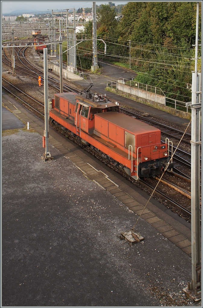 Im Mastenwald des Rangierbahnhofes von Lausanne nicht ganz einfach aufs Bild zu bekommen: die Ee 6/6. 
15. Okt. 2014