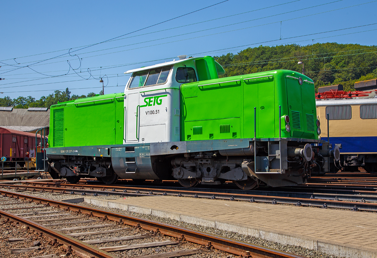 
Im neuen grün-weißen Outfit der SETG....
Die SETG V100.51 alias  211 237-3 (92 80 1211 237-3 D-SRA) der Salzburger Eisenbahn TransportLogistik GmbH, ex DB 211 237-3, ex DB V 100 1237, steht am 30.06.2019 vor dem Siegener Ringlokschuppen (Südwestfälische Eisenbahnmuseum Siegen).

Hier hat sie vor kurzem ihre neue Lackierung bei Rail-Design Bäcker bekommen, wie immer ist sie sehr gut gelungen.
Eigentlich steht die Lok auch in ihrer alten Heimat, denn sie war bei der DB dem BW Siegen zugeordnet.
Viele Quellen  schreiben als NVR-Kennung D-SETG, aber angeschrieben ist D-SRA für S-Rail GmbH (Freilassing) ein Tochterunternehmen Salzburger Eisenbahn TransportLogistik GmbH.

Im März 2019 konnte ich sie noch in Hamburg in northrail Outfit fotografieren, siehe https://hellertal.startbilder.de/bild/Deutschland~Unternehmen~Northrail/656611/die-northrail-211-237-3-92-80.html

Die V 100.10 (West) wurde 1961 von Krupp unter der Fabriknummer 4347  gebaut und als V 100 1237 an die Deutsche Bundesbahn geliefert, zum 01.01.1968  erfolgte die Umzeichnung in 211 237-3 und bereits 1987 die Ausmusterung bei der DB. 1990 ging sie über On Rail Gesellschaft für Eisenbahnausrüstung und Zubehör mbH an die Solvay Österreich GmbH, Werk Ebensee (A)  als 211 237-3 „Didi 1“.
2010 kam sie wieder nach Deutschland zur northrail GmbH in Kiel als Mietlok bis sie Ende 2018 an die SETG verkauft wurde.