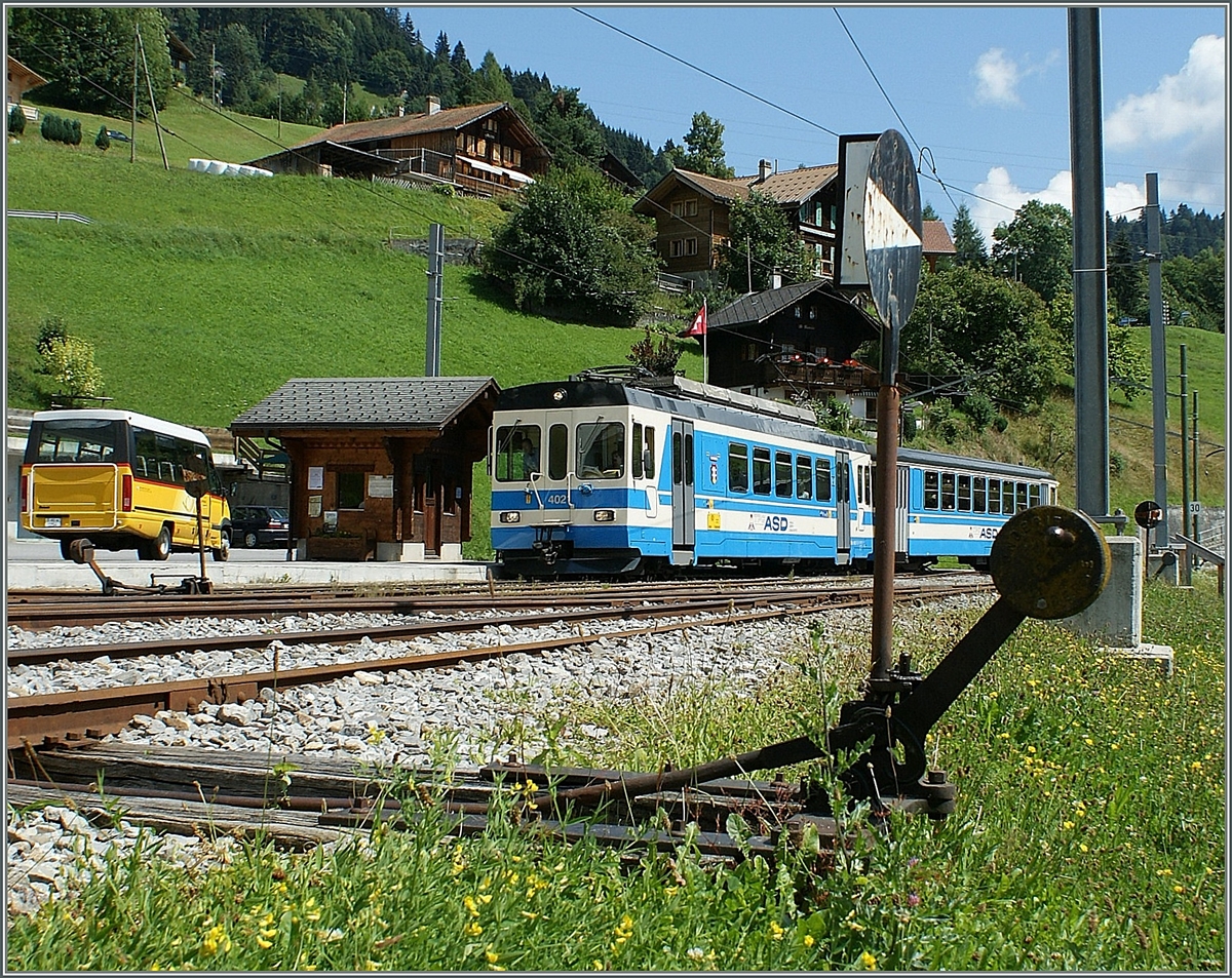 Im noch nicht umgebauten Bahnhof (Spitzkehre) von Le Sépey wartet ein ASD Regionalzug mit dem BDe 4/4 402 und einem Bt, damals noch im ASD Blau, auf die Weiterfahrt.
12. August 2009