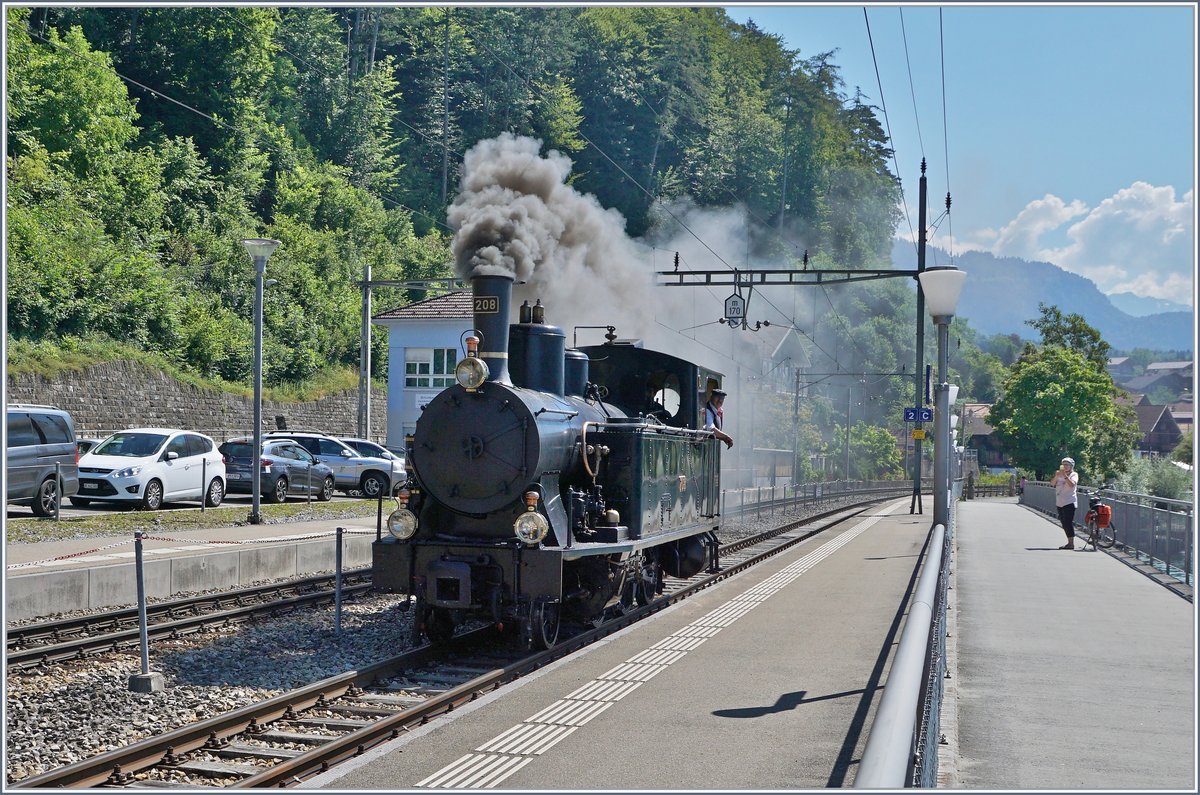 Im Rahmen der Schweizer Dampftage Brienz 2018 pendelte die SBB (Brnig) G 3/4 208 von 1913 Brienz und Meiringen mit einigen Zgen hin - und her.
Hier zeigt sich die krftig rauchende Lok bei einer Rangierfahrt in Brienz 

30. Juni 2018