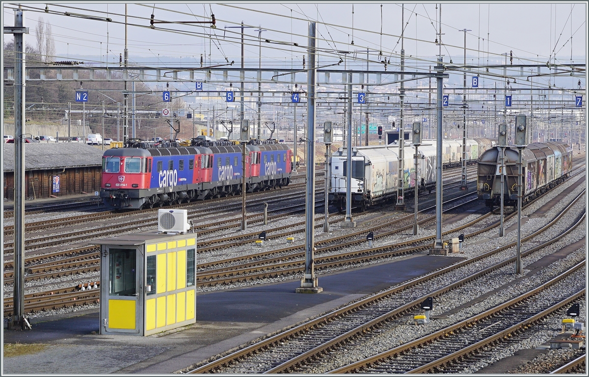 Im Rangierbahnhof warten drei SBB Re 6/6 auf ihren nächsten Einsatz: die SBB Re 6/6 11614 (Re 620 014-1)  Meilen, die SBB Re 6/6 11671 (Re 620 071-1)  Othmarsingen  und die SBB Re 6/6 11662 (Re 620 062-9)  Reuchenette-Péry . 

4. Februar 2022