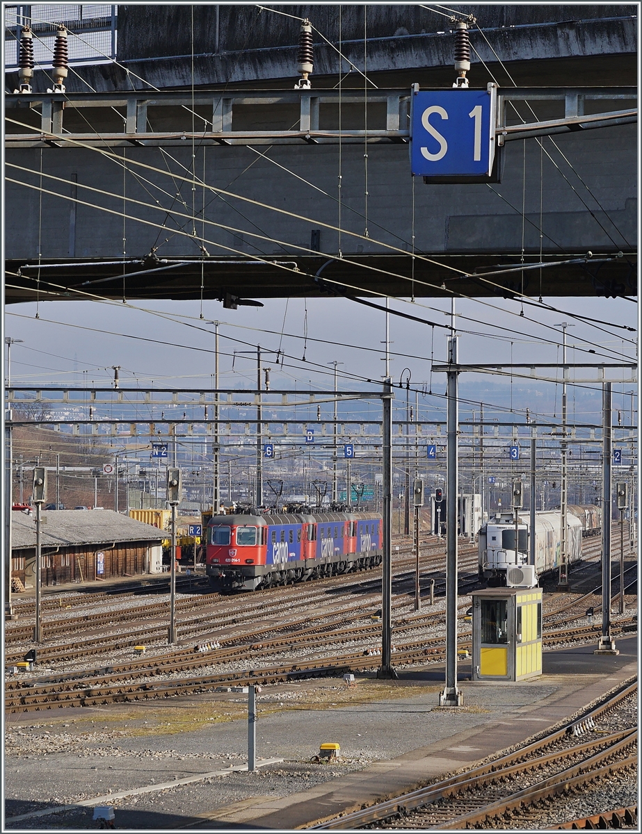 Im Rangierbahnhof warten drei SBB Re 6/6 auf ihren nächsten Einsatz: die SBB Re 6/6 11614 (Re 620 014-1)  Meilen, die SBB Re 6/6 11671 (Re 620 071-1)  Othmarsingen  und die SBB Re 6/6 11662 (Re 620 062-9)  Reuchenette-Péry , als eine etwas abgeänderte Variante.

4. Feb. 2022