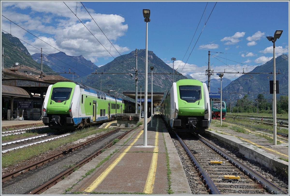 Im Regionalverkehr von Domodossola nach Milano Centrale und Porta Garbibaldi dominieren vermehrt die Hitachi ETR 421  ROCK . 
Das Bild zeigt den aus Milano eingetroffen Trenord ETR 421 02 (94 83 4421 020-8 I-TN), links im Bild auf Gleis 4 und den später nach Milano Porta Garibaldi fahrenden ETR 421 040 (94 83 4421 040-6 I-TN), rechts im Bild auf Gleis 5.

25. Juni 2022