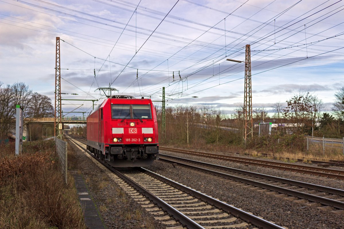 Im Ruhrgebiet sind immer zahlreiche Lokleerfahrten zu beobachten. Am 27.12.21 rollte 185 262 ohne Anh�ngelast durch Lintorf.