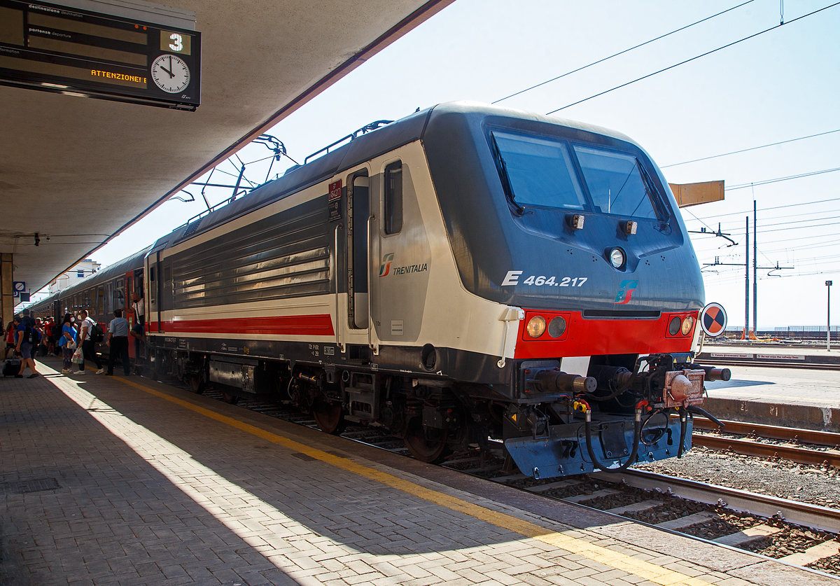 Im Sandwich zweier E.464 (gefhrt von der E.464.217, geschoben von der E.464.338) erreicht der Trenitalia InterCity Notte ICN 1959, von Roma Termini nach Syrakus (Siracusa), berpnktlich den Bahnhof Catania Centrale. 