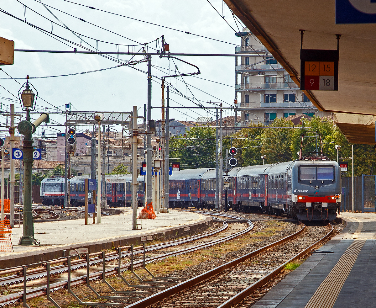 Im Sandwich zweier E.464 (gefhrt von der E.464.397) erreicht der Trenitalia InterCity Notte ICN 1962, von Syrakus (Siracusa) nach Milano Centrale, pnktlich den Bahnhof Catania Centrale. Wir fahren bis La Spezia mit ihm.