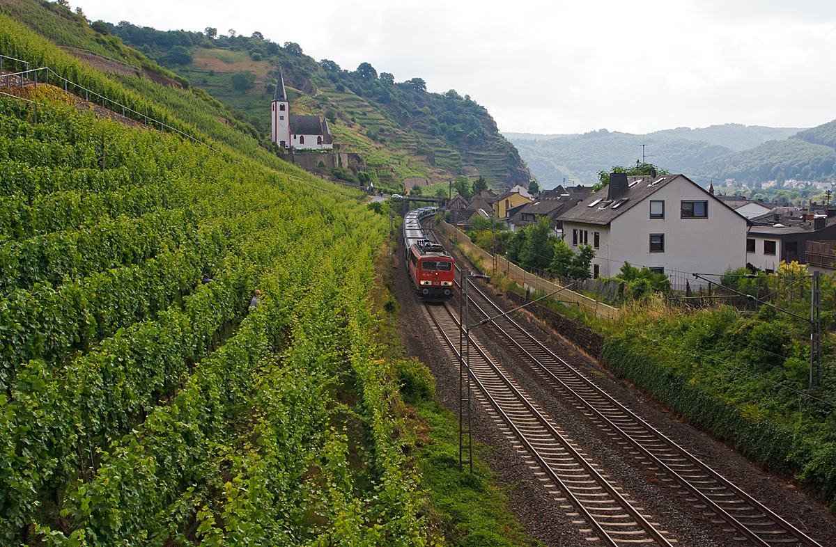 
Im sanftem Gegenlicht....
Die 155 152-2 der DB Schenker Rail Deutschland AG, ex DR 250 152-6, zieht am 21.06.2014 einen leeren Autotransportzug durch Hatzenport in Richtung Trier.