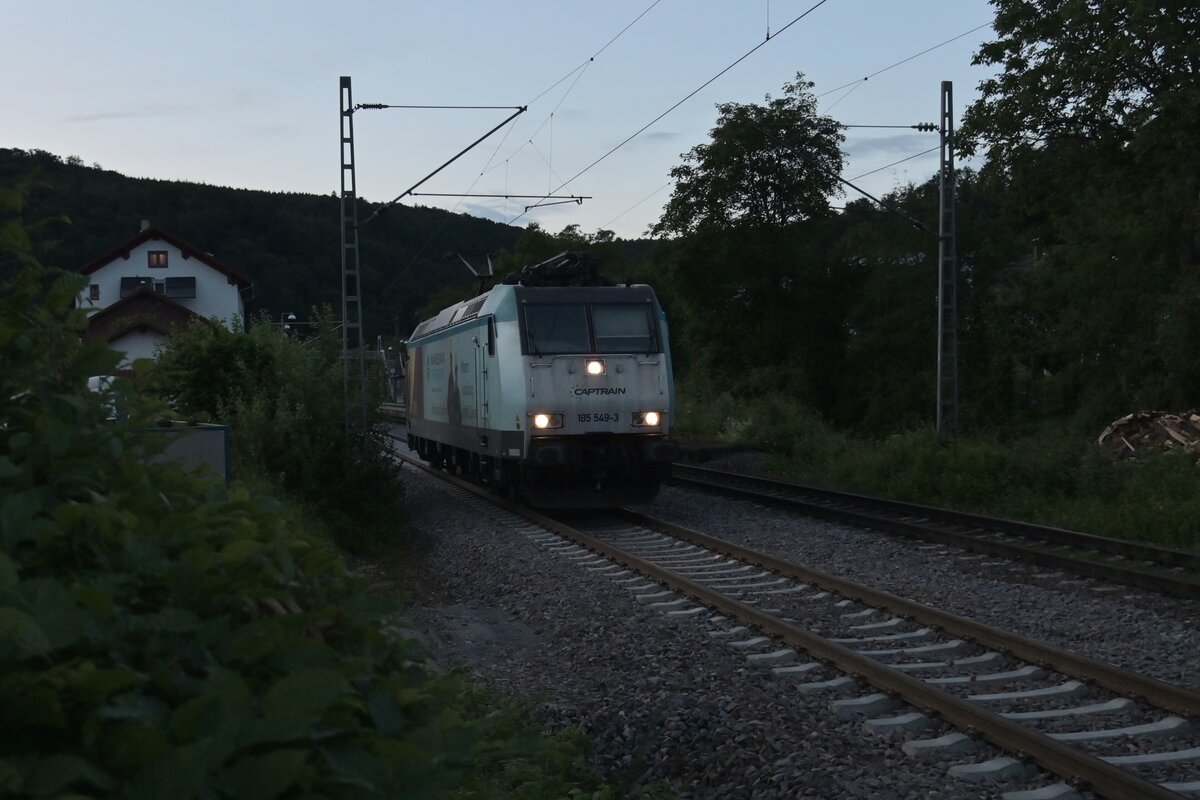 Im so ziemlich letzten Licht des Tages habe ich die Captrain 185 549 LZ in Neckargerach gen Neckarelz fahrend verewigt.  28.5.2024