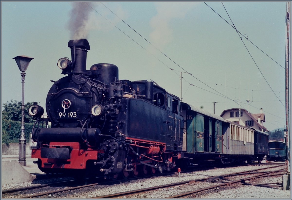 Im Sommer 1985 dampfte die 99 193 in Blonay bei der B-C, heute seht sie angegraut und mit etliche neuen Teilen versehen in Chaulin, so dass ich hoffe, dass der schöne Fümf-Kuppler nächstes Jahr zum 50 Jahre B-C Jubiläum erneut in Blonay dampfen wird.
Analog Bild vom Sommer 1985