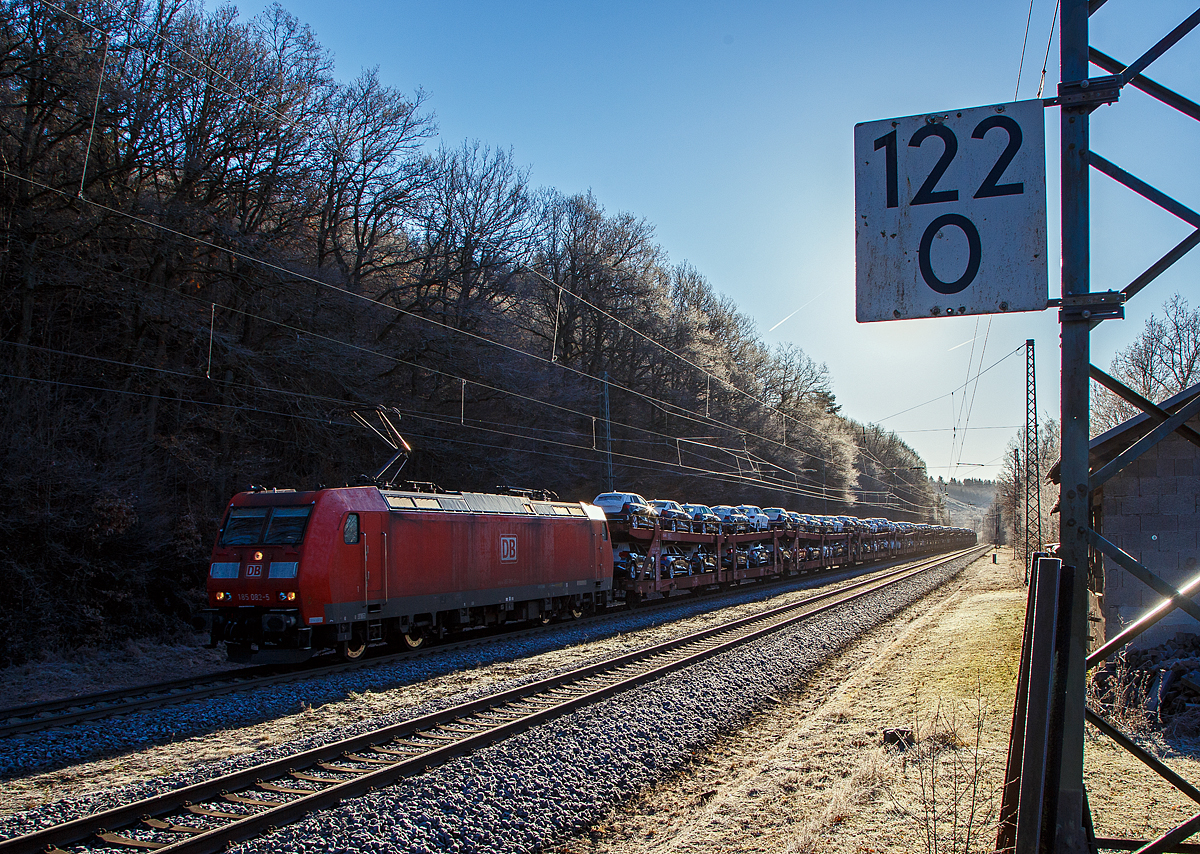 Im starken Gegenlicht, die Sonne konnte ich hinter der km-Tafel  verbergen....
Die 185 082-5 (91 80 6185 082-5 D-DB) der DB Cargo AG fährt am kalten Vormittag des 21.12.2021, mit einem sehr langen Autotransportzug der DB Cargo Logistics GmbH, durch Dillbrecht in Richtung Ruderdorf. Die Lok hatte, durch die vereiste Oberleitung, mächtig viel Bügelfeuer, was ich aber nicht auf Bild brachte (ist aber auch schwer).

Die TRAXX F140 AC1 wurde 2002 bei Bombardier in Kassel unter der Fabriknummer 33497 gebaut. 
