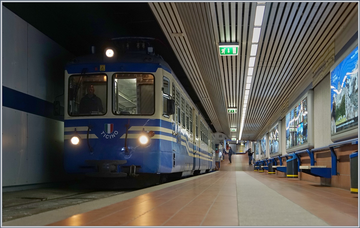 Im unterirdischen Bahnhof der SSIF wartet der ABe 8/8 22 Ticino auf die Abfahrt als Regionalzug 245 nach Re. 
11. März 2017 