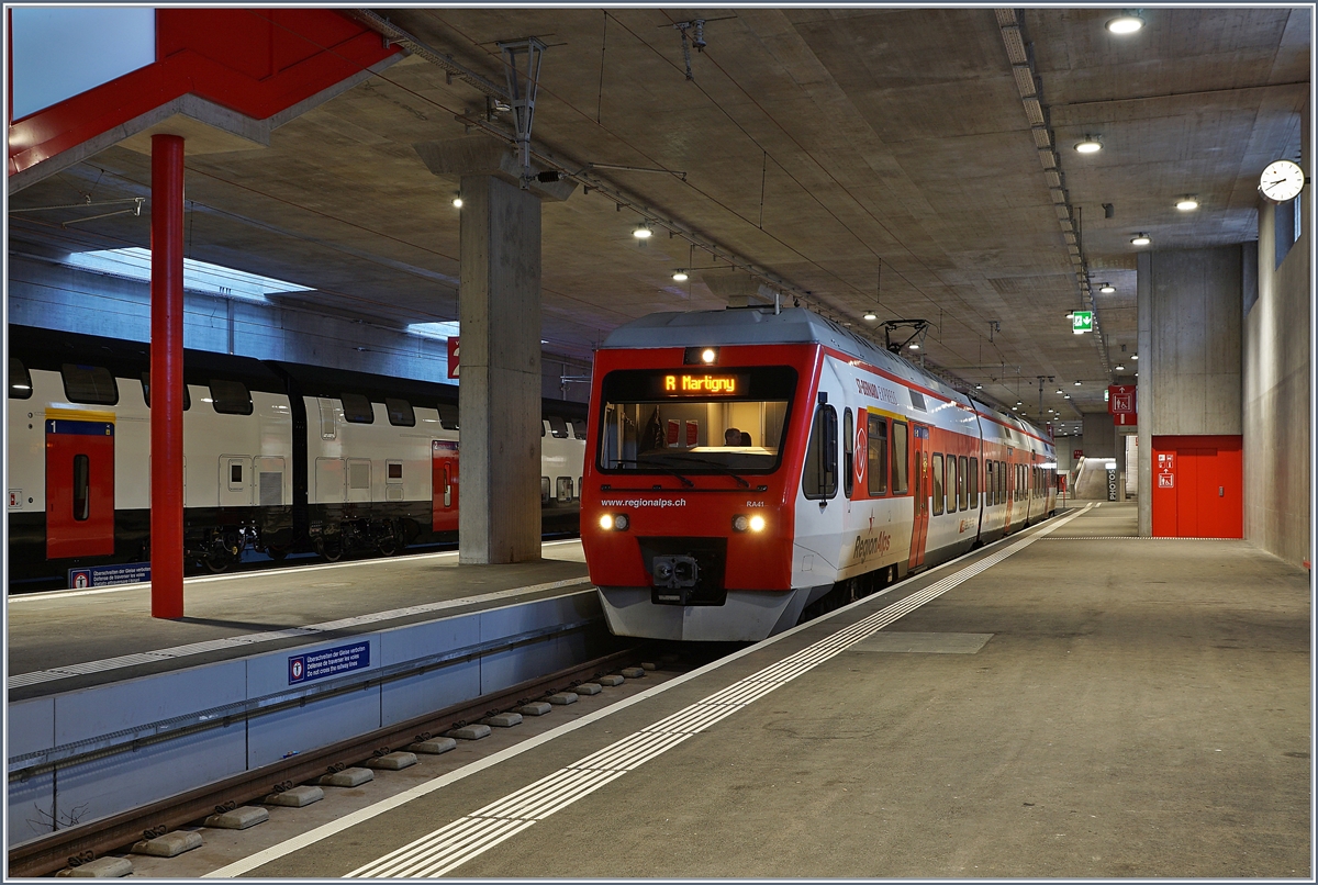 Im vor kurzem neu angelegten Bahnhof Le Châble wartet der RegionAlps RABe 525 041 auf die Abfahrt nach Martigny. Im Hintergrund steht ein  zwischengelagerter  RABe 502. 

9. Februar 2020