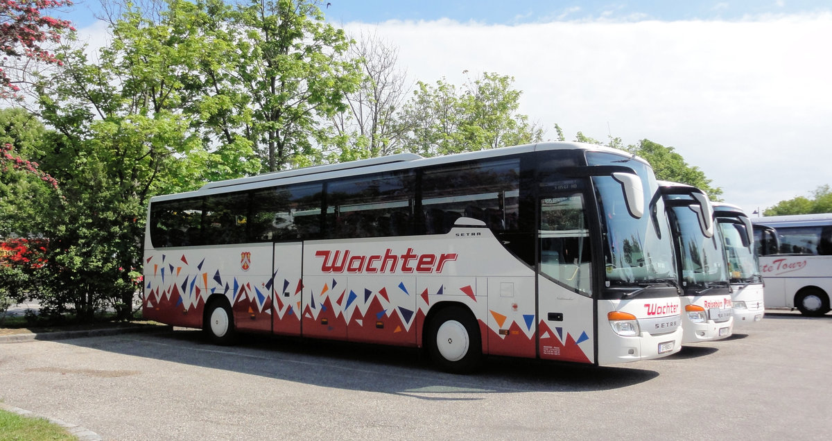 Im Vordergrund ein Setra 415 GT- HD von Wachter Reisen aus Niedersterreich in Krems gesehen.