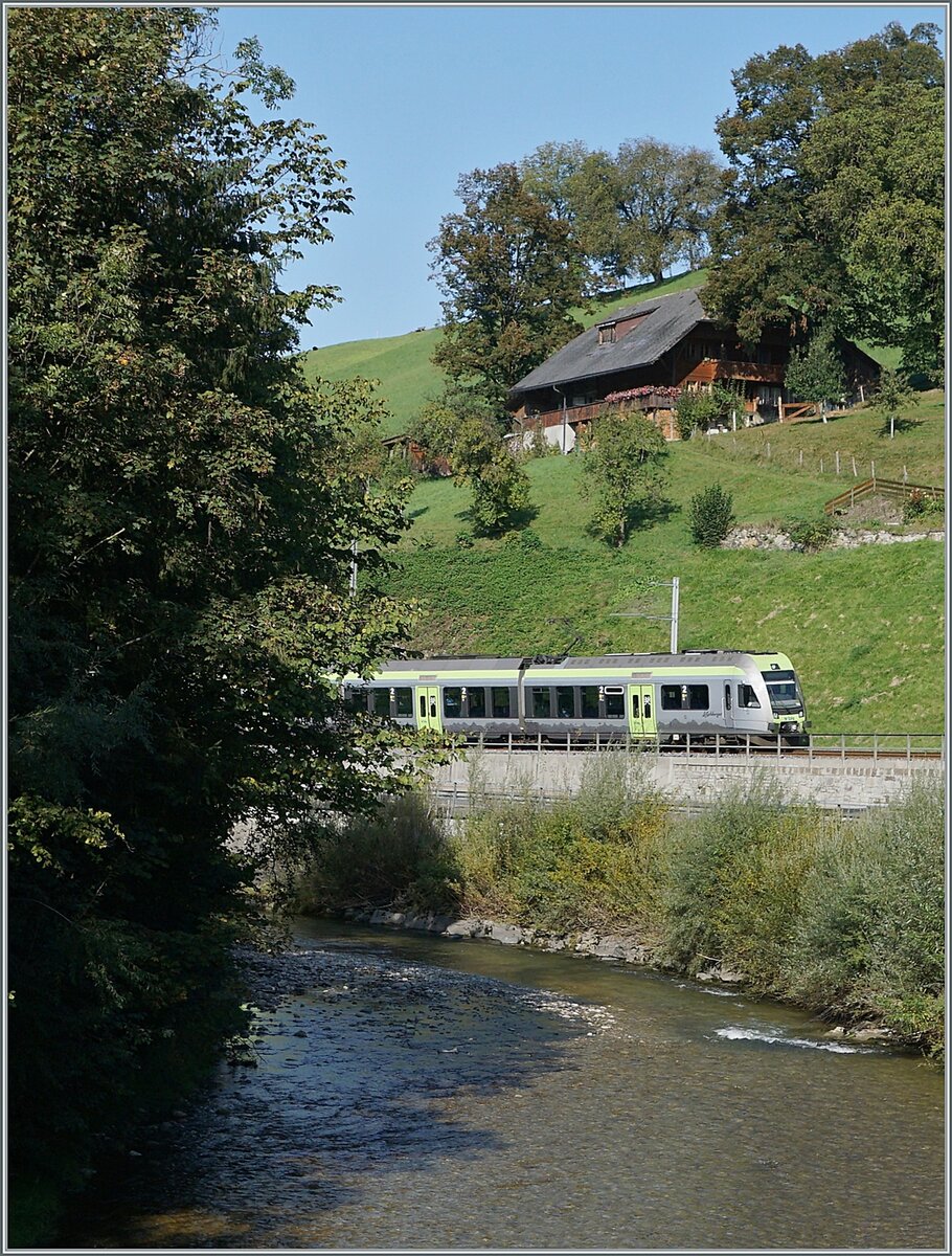Im Vordergrund die Ilfis, im Hintergrund am steilen Hang ein Bauernhaus und in Mitte,  eingeklemmt  ein BLS RABe 535  Lötschberger  auf der Fahrt in Richtung Bern. Das Bild entstand in der Nähe von Trubschachen. 

30. Sept. 2020
