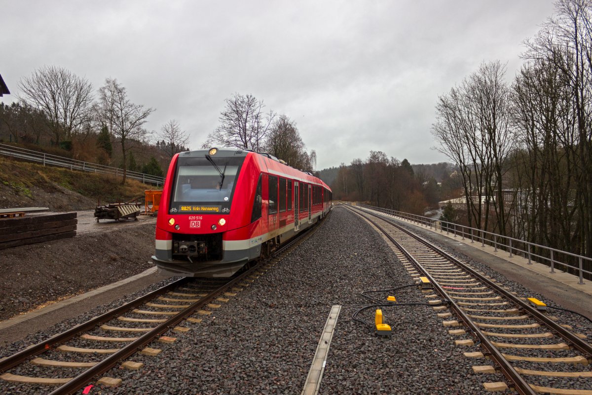 Im Zuge der Reaktivierung der Strecke Meinerzhagen - Br�gge wurde in Kierspe ein Kreuzungsbahnhof angelegt, in dem sich die Taktz�ge von und nach L�denscheid begegnen. An Heiligabend 2019 f�hrt 620 016 auf dem Weg nach K�ln dort ein.