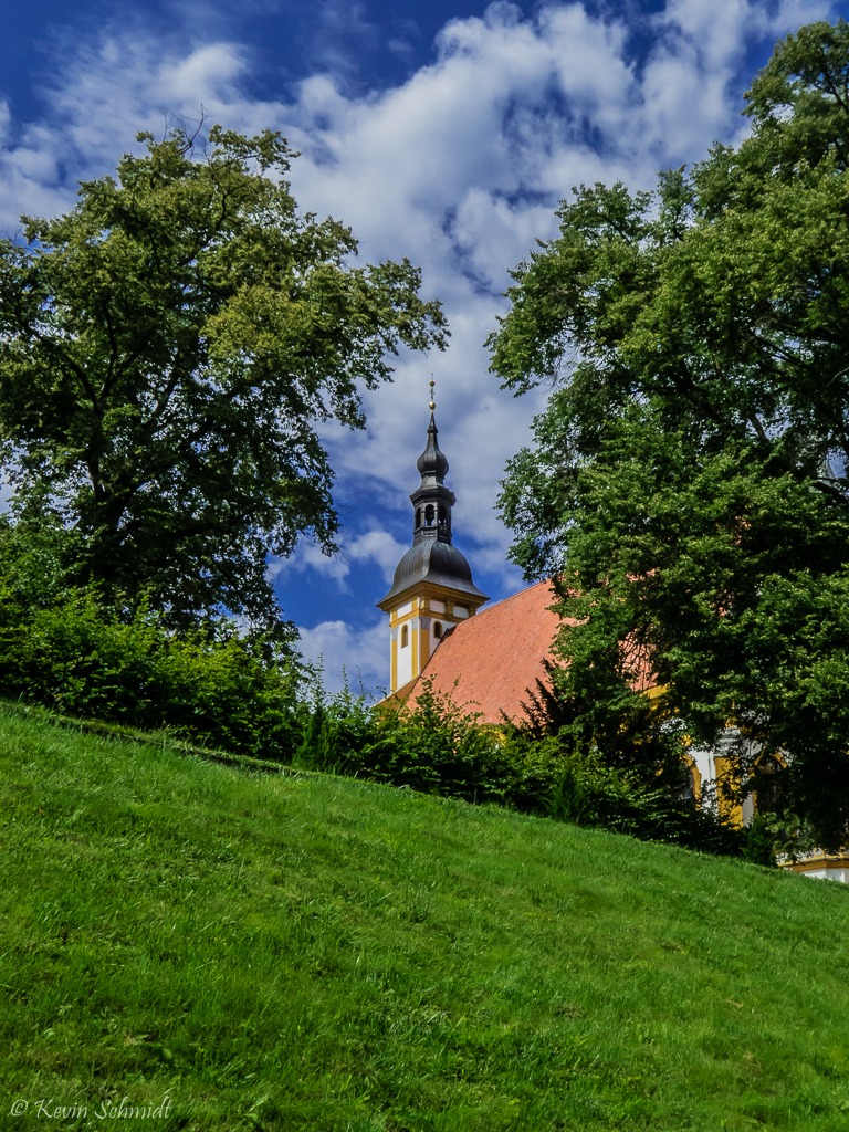 Impression aus dem Neuzeller <u><a href= http://www.stift-neuzelle.de/?site=1.3  target= _blank >Klostergarten</a></u> - Blick zum Kirchturm der <u><a href= http://www.stift-neuzelle.de/?site=1.1  target= _blank >Klosterkirche St. Marien</a></u>. (01.08.2017)