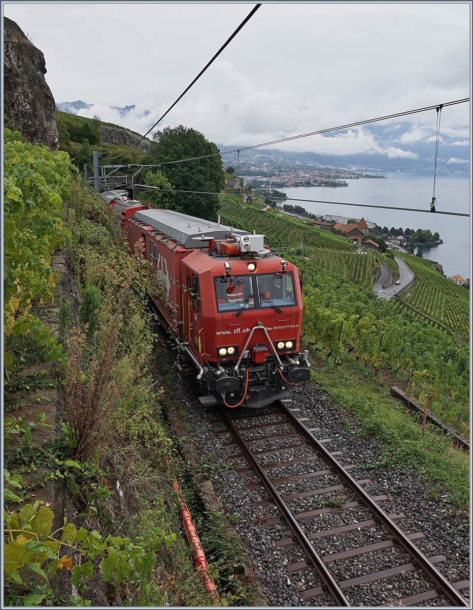 Impressionen vom nicht so gelungenen ersten  Umleitungswochenende  über die  Train des Vignes  Strecke infolge baubedingter Streckensperrung Vevey- Lausanne: Der Hilfszug XTmas 99 85 9177 004-0 schleppt den liegengeblieben und zwischenzeitlich nach Vevey zurück gefahrenen IR ab. 

Oberhalb von St-Saphorin, den 29. August 2020