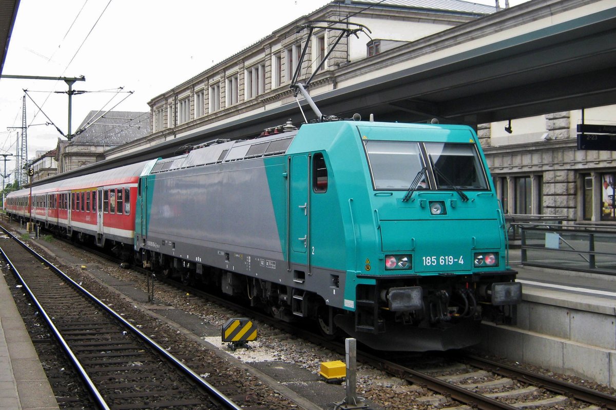Improvisierter S-Bahn mit 185 619 in Nürnberg Hbf am 2 Mai 2011.