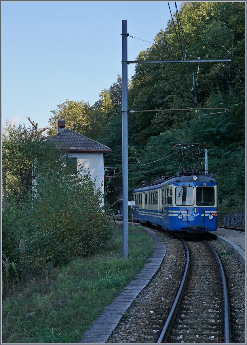 In der abgelegen Station kreuzt unser Zug den Ferrovia Vigezzian SSIF ABe 8/8 21 welcher als Regionalzug 763 nach Folsogno-Dissimo unterwegs ist. Dort wird er um 14.56 eintreffen, nach einer sehr kurzen Wendezeit als Leermaterialzug nach Re zurückfahren und dann um 15.02 als Regionalzugdienst 262 weiter nach Domodossoala übernehmen.
7. Okt. 2016