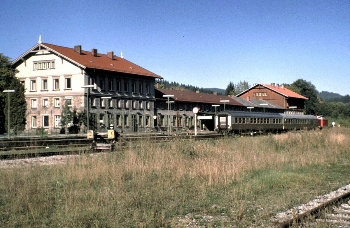 In Bayerisch Eisenstein ist ein Nahverkehrszug eingefahren, im Oktober 1989. Die 211 021-1 setzt fr die Rckfahrt an den beiden Silberlingen um.