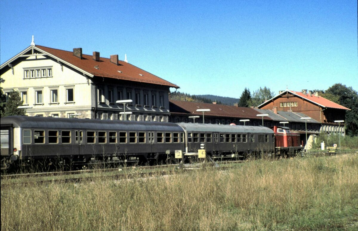 In Bayerisch Eisenstein ist ein Nahverkehrszug eingefahren, im Oktober 1989. Die 211 021-1 setzt für die Rückfahrt an den beiden Silberlingen um.
