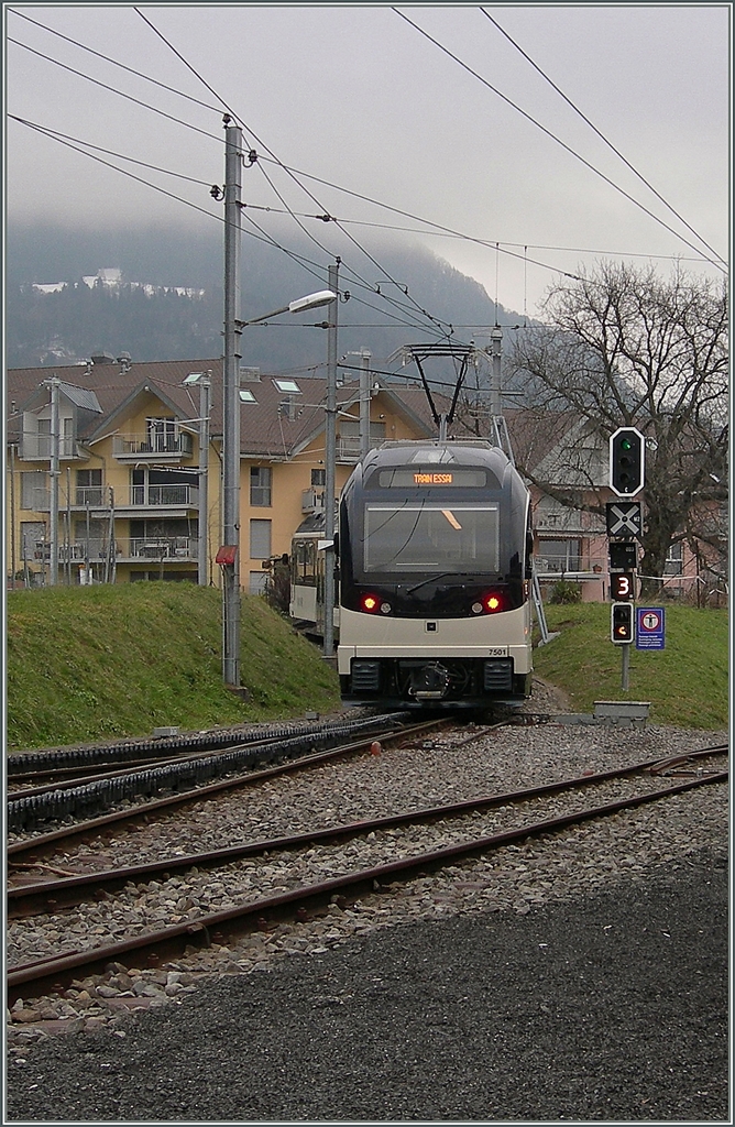 In Blonay erwischt ich gerade noch den CEV MVR ABeh 2/4, der zu einer Probefahrt Richtung Les Pléidades aufbrach. Nach den HGe 2/2 (Baujahre 1911 und 1913) und den BDeh 2/4 (Baujahre 1970 und 1983) ist dies die dritte  Fahrzeugserie  welche von für den Zahnstangenabschnitt Blonay - Les Pleiades ausgerüstet ist.
18. Feb. 2016
