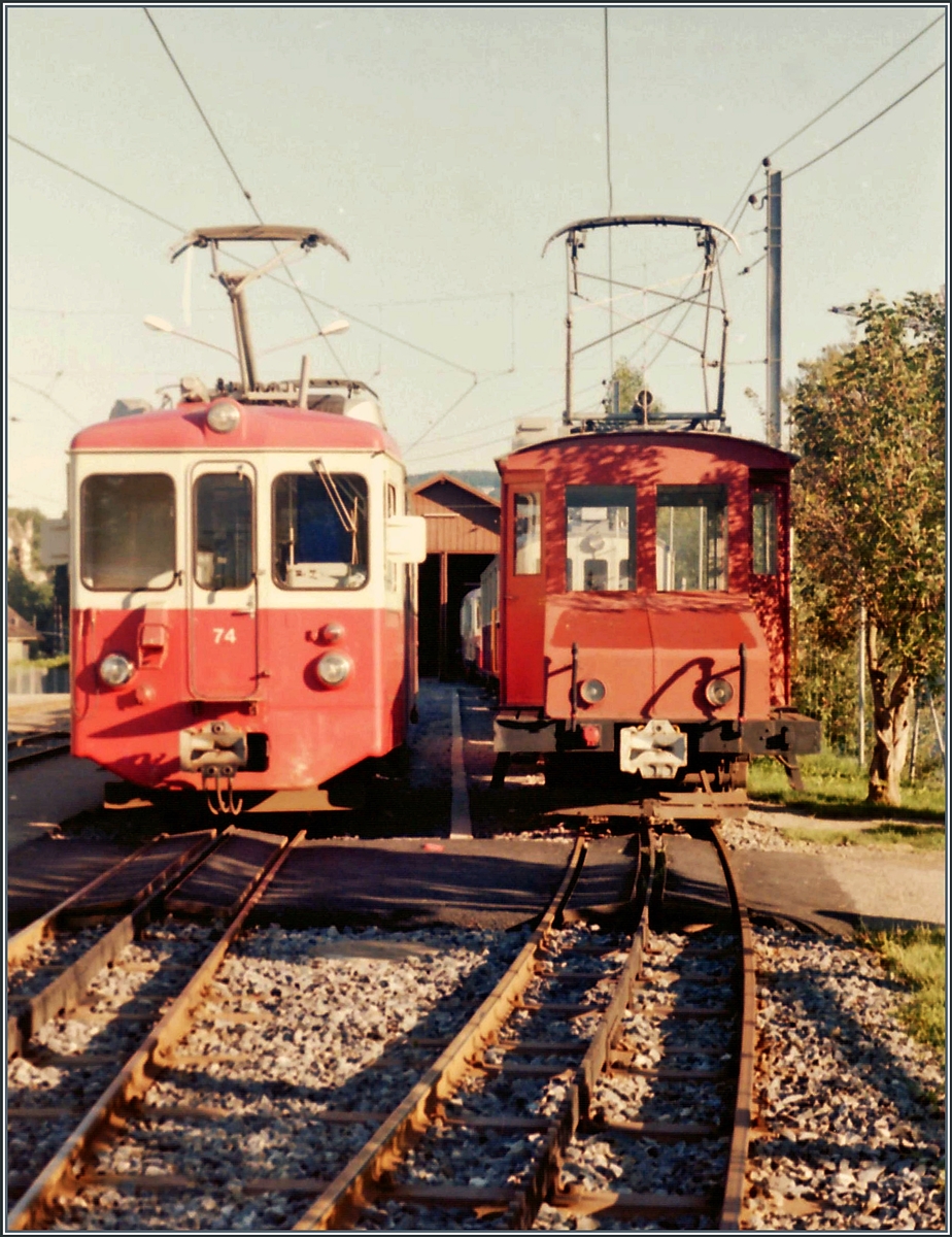 In Blonay warten auf ihre nächsten Einsätze der CEV BDeh 2/4 74 und der CEV Te 82. 

Analogbild vom August 1985