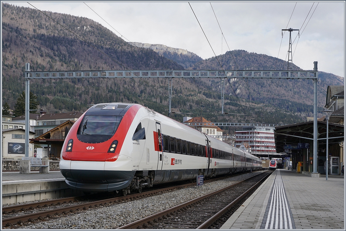 In der BLS (MLB) Station Grenchen Nord kreuzen stündlich die SBB ICN Biel - Basel.
22. Feb. 2017 