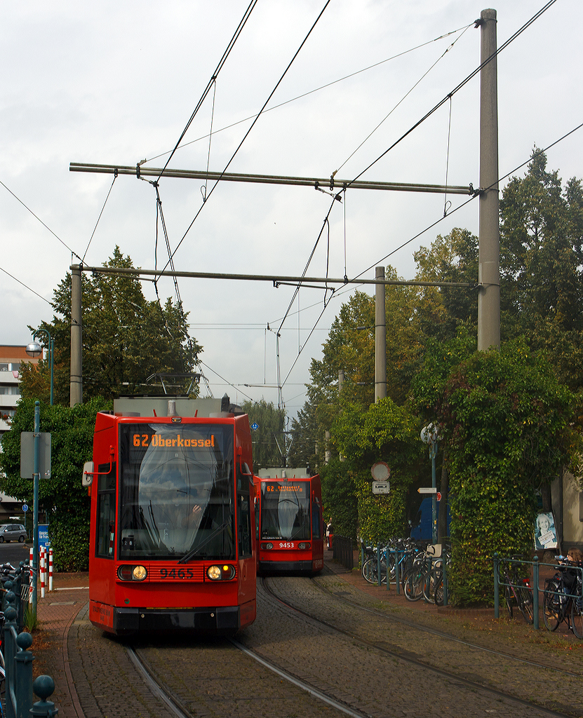 In Bonn sind neben den Stadtbahnlinien, die auf eigenen Trassen laufen, sind noch zwei echte Straßenbahnlinien (Linie 61 und 62) verblieben. Hier die SWB- Triebwagen 9465 und 9456 als Linie 62, es sind 1994 gebaute Niederflur-Straßenbahnwagen R1.1 vom Typ Düwag NGT6, bei der Haltestelle Bonn-Beuel Bahnhof. 
Das Stadt- und Straßenbahnnetz wird mit 750 V DC (Gleichstrom) betrieben. 

Einen freundlichen Gruß an den Tf zurück.