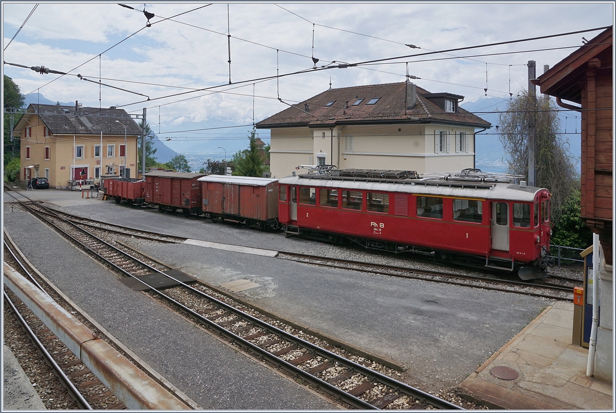 In Chamby ist der Blonay-Chamby RhB ABe 4/4 35 und die Güterwagen MOB X 21, CEV GK 37 und der GFM L 702 abgestellt. 

13. Juni 2020