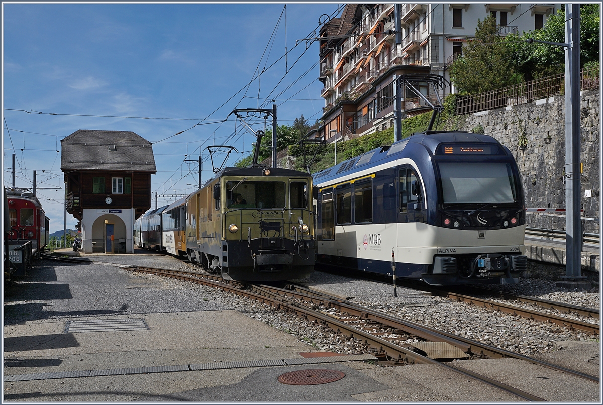 In Chamby kreuzen sich die MOB Golden Pass Panoramic Express Züge 2130 mit der GDe 4/4 6003 von Zweisimmen nach Montreux und der PE 2123 von Montreux nach Zweisimmen. 

25. Juli 2020