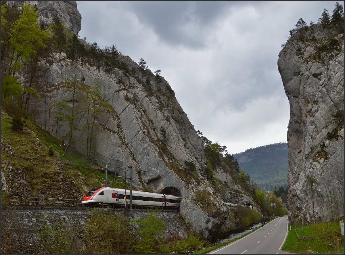 In der Clus. Ein ICN durchfährt die Clus kurz hinter Münster (Moutier). Die Zugspitze schaut durch den nur 6,6 m langen Tunnel Moutier III heraus. April 2016.
