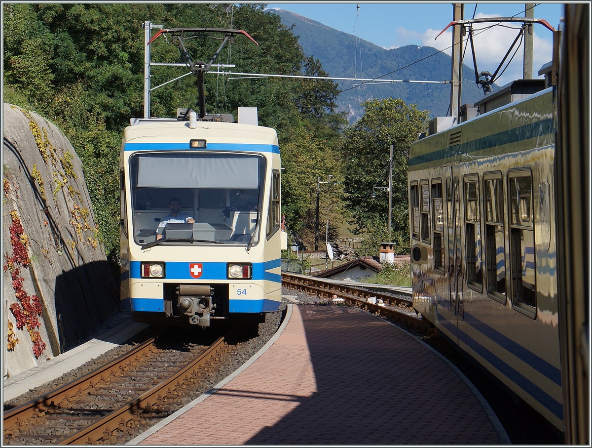 In Corcapolo kreuzt unser talwärts fahrenden Zug den Gegenzug auf dem Weg Richtung Camedo. 
21. Sept. 2015