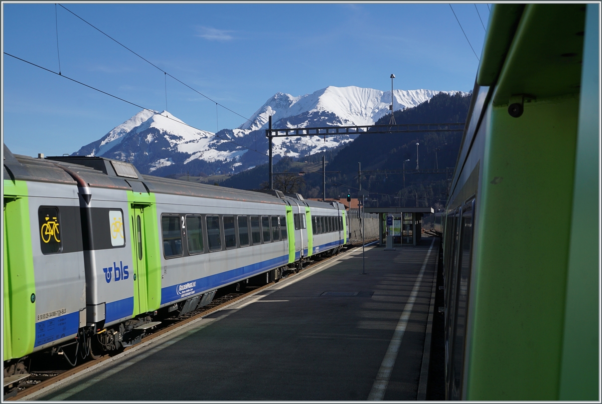 In Därstetten kreuzen sich jede zweite Stunde die RE Zweisimmen - Interlaken, und vermitteln dadurch eine (kleinen) Bahnhof voller EW III-Wagen...

12. Feb. 2021