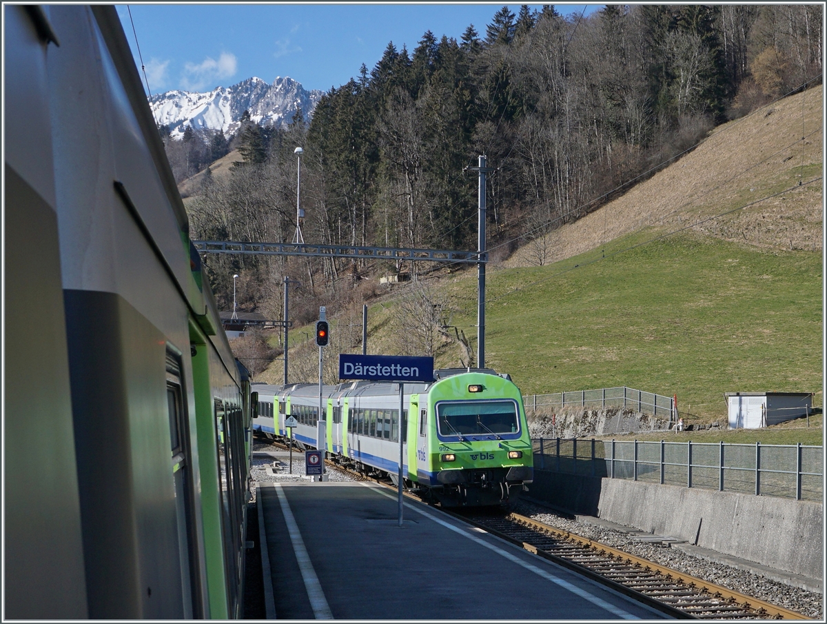 In Därstetten kreuzen sich jede zweite Stunde die RE Zweisimmen - Interlaken, und vermitteln dadurch eine (kleinen) Bahnhof voller EW III-Wagen...


12. Feb. 2021