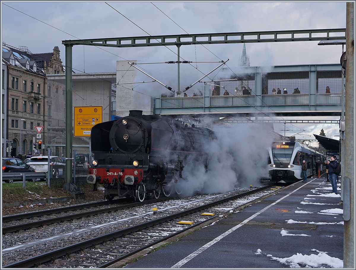 In Dampf gehüllt, fährt die edle Lok leise und sanft zur Abstellanlage.
Konstanz, den 9. Dez 2017