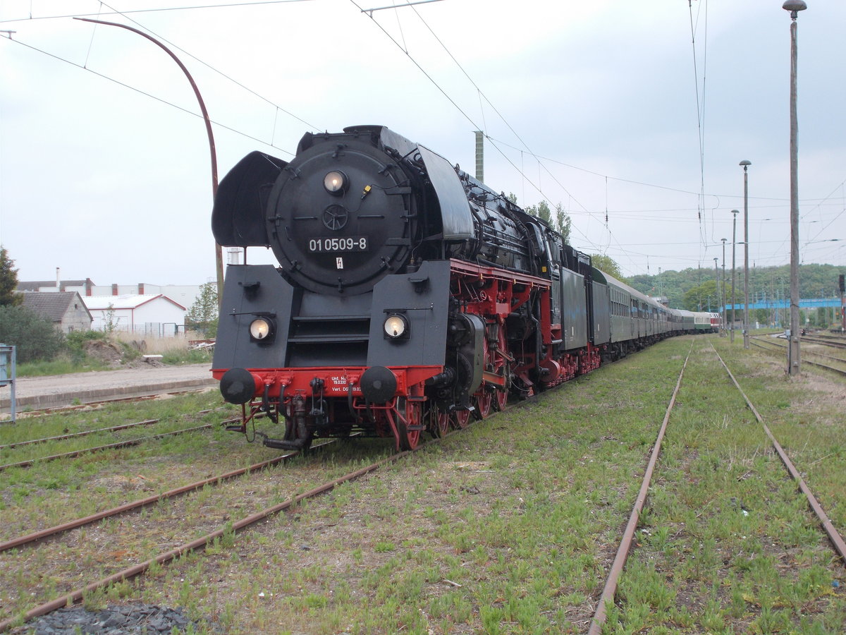 In diesem Jahr brauchte die 01 0509-8 keine Drehfahrt machen so blieb Sie den ganzen Nachmittag am 21.Mai 2016,in Bergen/R�gen und bekam auch hier Wasser von der Feuerwehr.