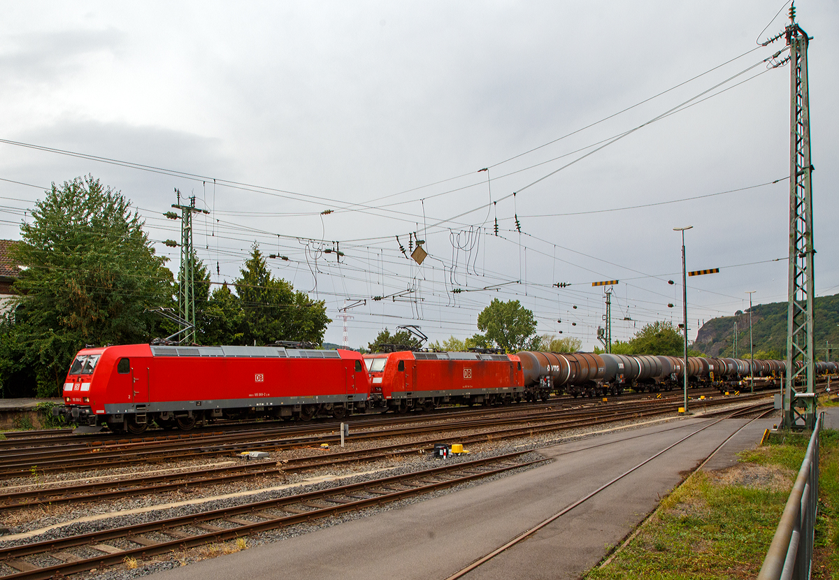 
In Doppeltracktion fahren die 185 069-2 (91 80 6185 069-2 D-DB) und die 185 144-3 (91 80 6185 144-3 D-DB) der DB Cargo am 03.08.2020 mit einem Kesselwagenzug durch Linz am Rhein in Richtung Süden. 
