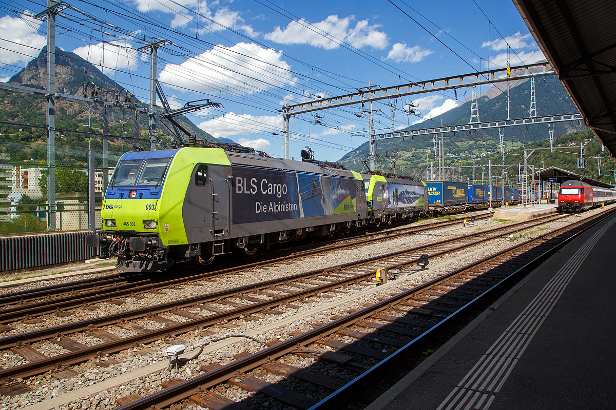 In Doppeltraktion fahren am 11.07.2022 die BLS Cargo 003 (Re 485 003-8 / 91 85 4485 003-8 CH-BLSC) und die BLS Cargo 418 (Re 475 416-4 / 91 85 4475 416-4 CH-BLSC) mit einem LKW Walter KLV-Zug durch den Bahnhof Brig in Richtung Lötschberg. 
