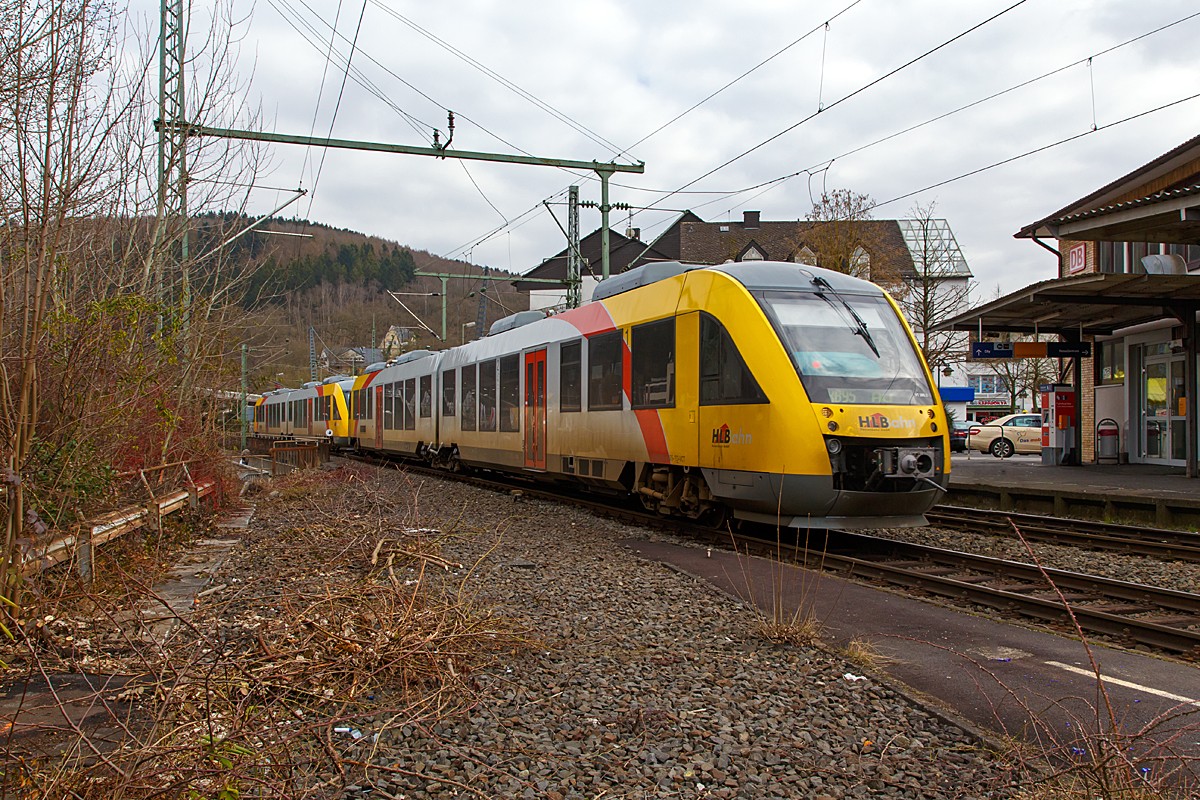 
In Doppeltraktion fahren die Dieseltriebzüge VT 265 (95 80 0648 165-8 D-HEB /95 80 0648 665-7 D-HEB) und VT 263 (95 80 0648 163-3  D-HEB / 95 80 0648 663-2 D-HEB) zwei gekoppelte Alstom Coradia LINT 41 der HLB Hessenbahn GmbH am 06.03.2015 als RB 95  Sieg-Dill-Bahn  Dillenburg - Siegen - Au/Sieg in den Bahnhof Betzdorf/Sieg ein.

Bald wird diese Aufnahme nicht mehr möglich sein, denn dann würde ich hier im Gleisbereich wieder stehen. Da Gleis 107 wird 2015 wieder in Betzdorf eingebaut, und der Triebzug würde dann wieder über eine Weiche fahren. Die ersten Arbeiten, das Einzeichnen und Freimachen, haben schon begonen.
