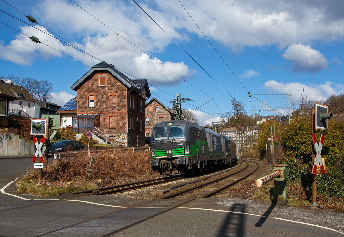 In Doppeltraktion die WLC - Wiener Lokalbahnen Cargo vermieteten 193 239 (91 80 6193 238-3 D-ELOC) und 193 651/ X4 E – 651(91 80 6193 651-7 D-DISPO) fahren am 19.03.2021 mit einem KLV-Zug durch Kirchen (Sieg) in Richtung Kln.

Vorne ist die 193 239 eine Siemens Vectron AC des Lokvermieters ELL - European Locomotive Leasing, dahinter die 193 651/ X4 E-651 des Lokvermieters MRCE - Mitsui Rail Capital Europe GmbH.
