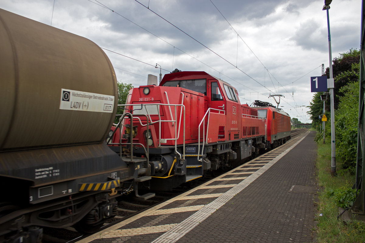 In einem von 189 081 gezogenen Gterzug wurde auch 261 031 mitgeschleppt.