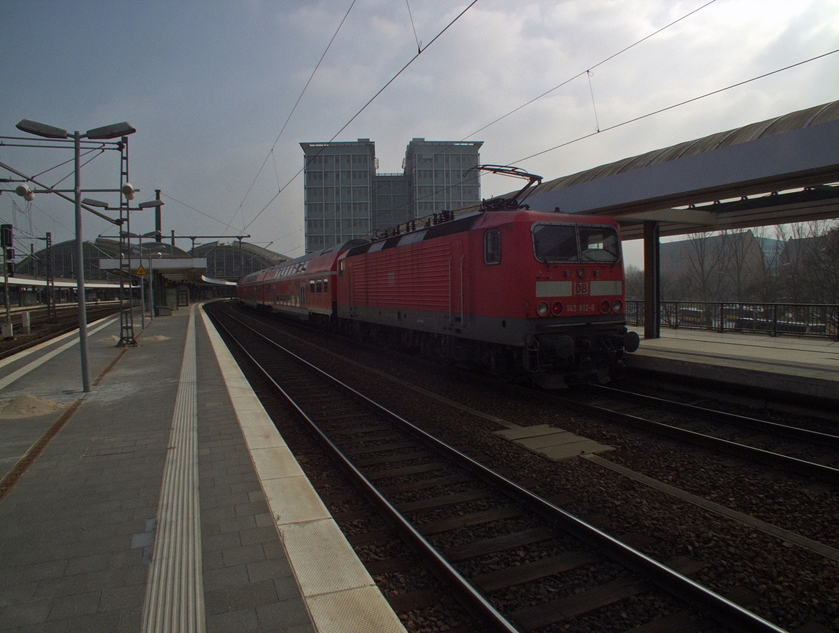In genau dem Moment kommt f�r ein paar Sekunden die Sonne raus: 143 812 versteckt sich und ihre RB 14 im Gegenlicht. 6.3.14, Berlin Ostbahnhof