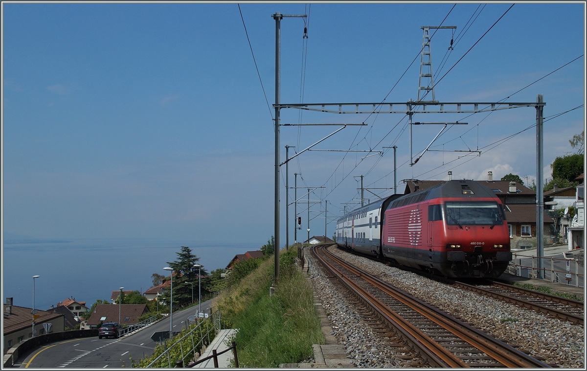 In Grandvaux, so sagt man, werfen die Deutschschweizer ihre Retour-Billette aus dem Fenster. Als Reaktion auf den schönen Blick über den See, damit die anreisendnen Deutschweizer in der Westschweiz bleiben müssen/könnnen/dürfen. 
Doch heute, an diesem 2. Juni 2014, verhindert dies nicht nur die nicht zu öffnenden Fenter dies Unterfangen, auch das dunstige Wetter lockt nicht für ein ewiges Verbleiben.
Folglich ist der Richtung St.Gallen fahrende IC 723 welcher von der SBB Re 460 011-O gezogen wird gut ausgelastet. 
 