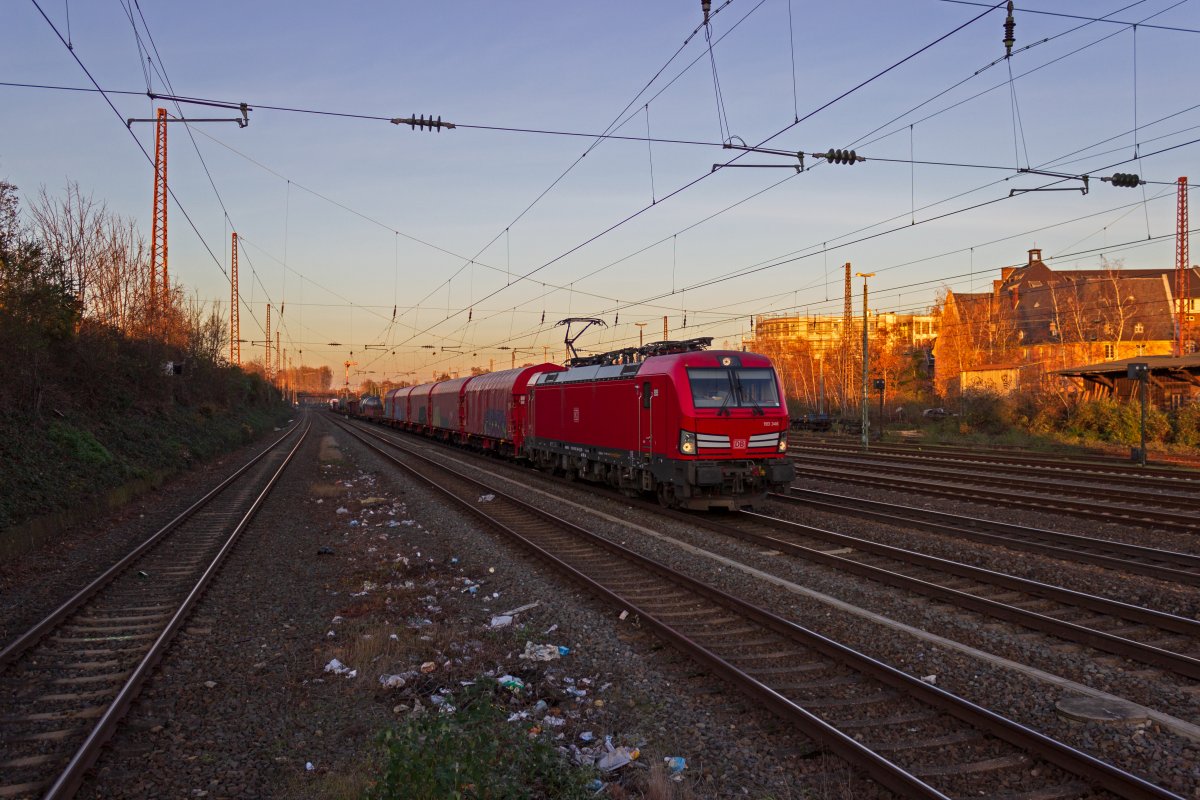 In groer Zahl haben sich die neuen Vectron der DB Cargo innerhalb weniger Monate in ganz Deutschland ausgebreitet. 193 346 war am 04.12.19 mit einem gemischten Gterzug in Dsseldorf-Rath unterwegs.