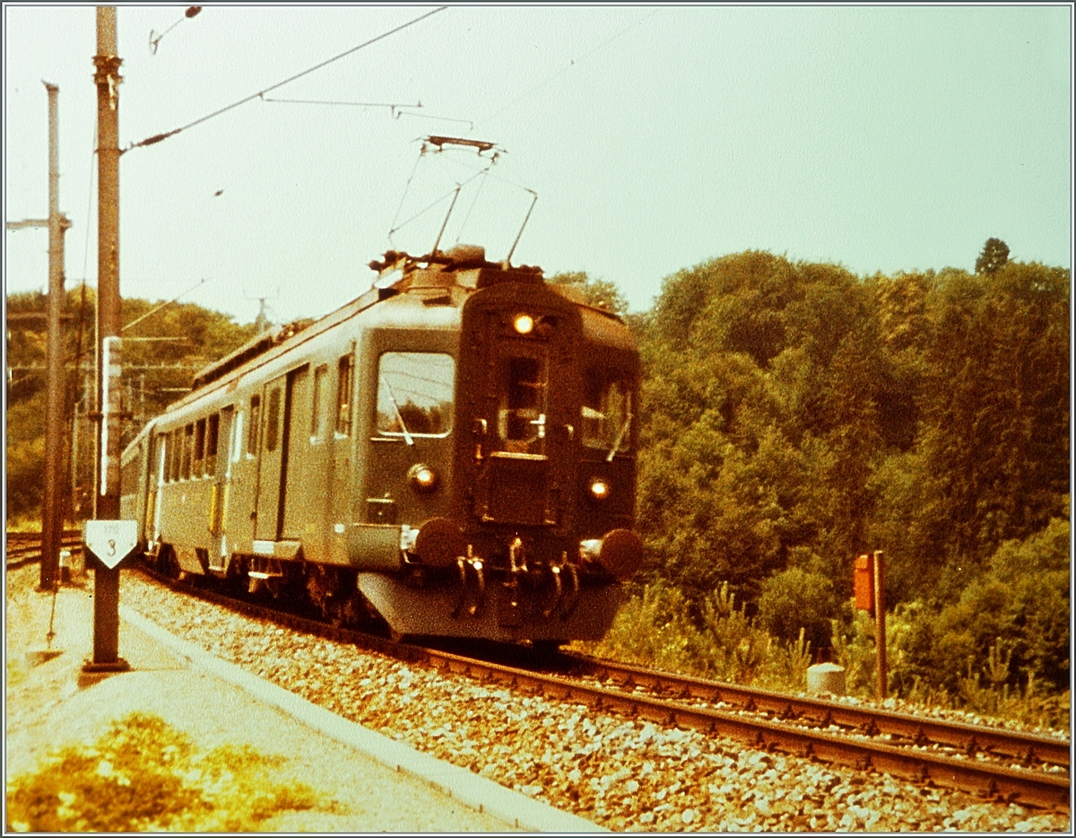 In Gruemet von der Heitersberglinie abgezwigt, erreicht der BDe 4/4 Pendelzug als 6173 Mellingen. 

16. Juli 1982