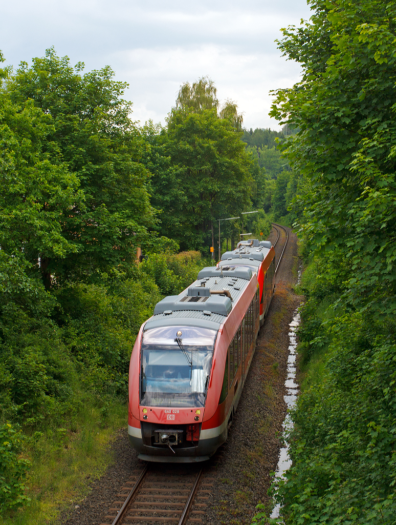 
In der grünen Hölle vom Rothaargebirge....Die zwei gekoppelten Alstom Coradia LINT 27 Dieseltriebwagen 640 028 und 640 016 der DreiLänderBahn (DB Regio NRW) fahren am 03.06.2014 vom Hp Hillnhütten (zu Hilchenbach), als RB 93  Rothaarbahn  (Bad Berleburg - Kreuztal - Siegen Hbf), weiter in Richtung Kreuztal. 

Hier fahren sie bis Kreuztal auf der KBS 443 (Rothaarbahn).