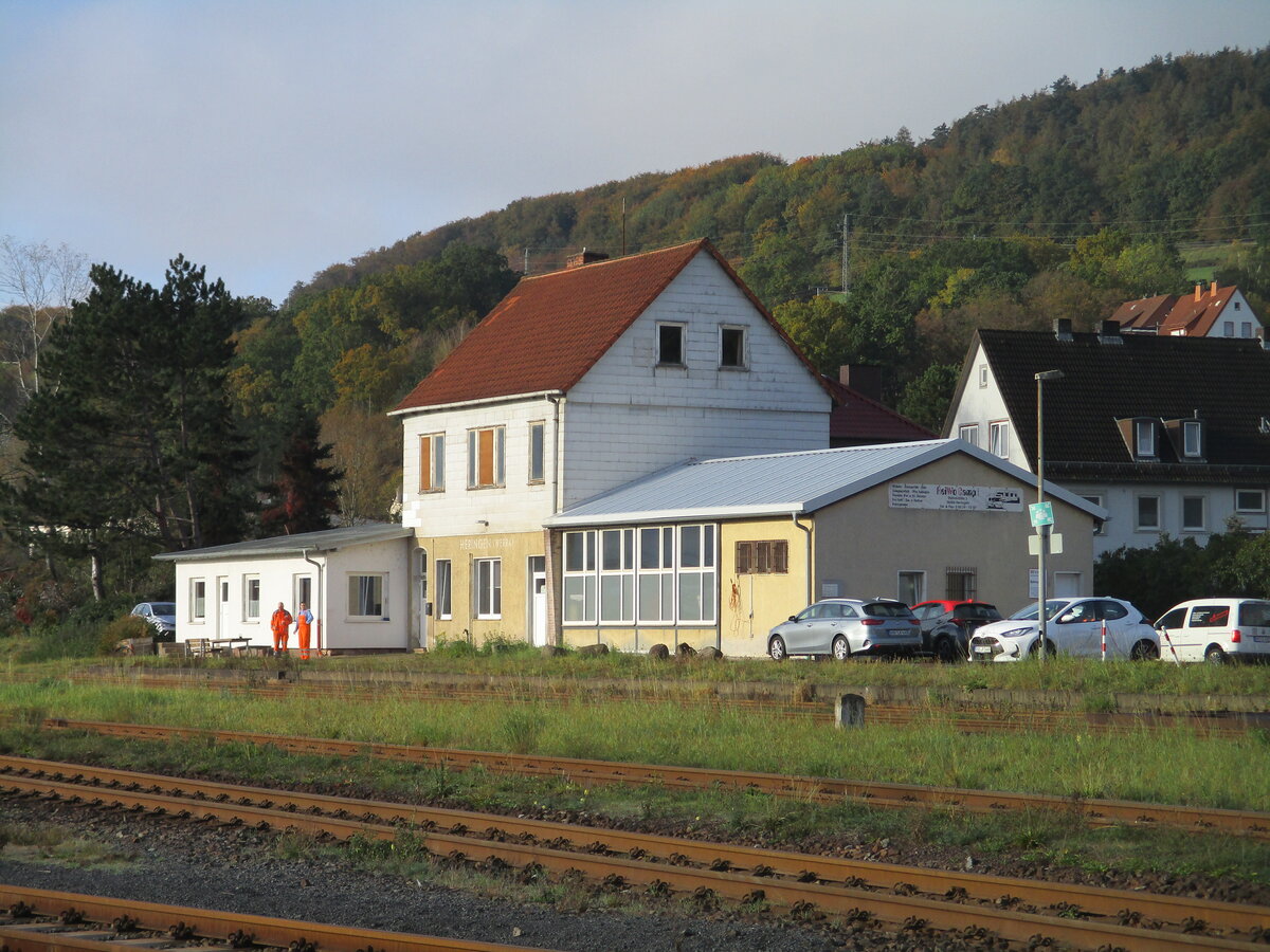 In Herringen/Werra gibt es keinen Personenverkehr mehr,trotzdem ist das Bahnhofsgebäude in einem sehr guten Zustand.Aufgenommen am 25.Oktober 2023.