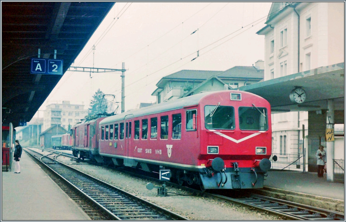 In Huttwill wartet dieser kurzer EBT VHB SMB  Pendelzug  auf einen neuen Einsatz. 

4. April 1988